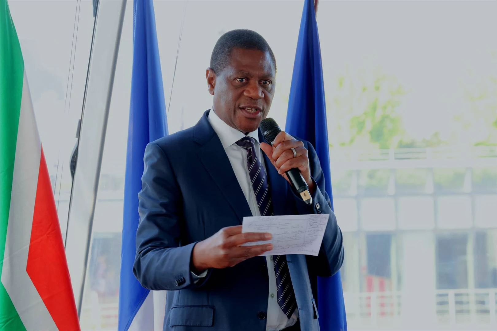 Mashatile lê by Franse aan om in SA se ontwikkelingsplanne te belê