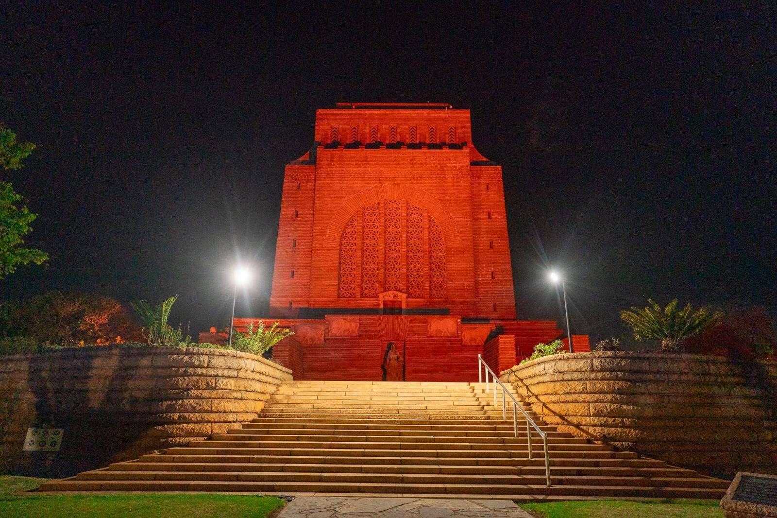 Voortrekkermonument in oranje gehul vir Afrikaanse onderwys