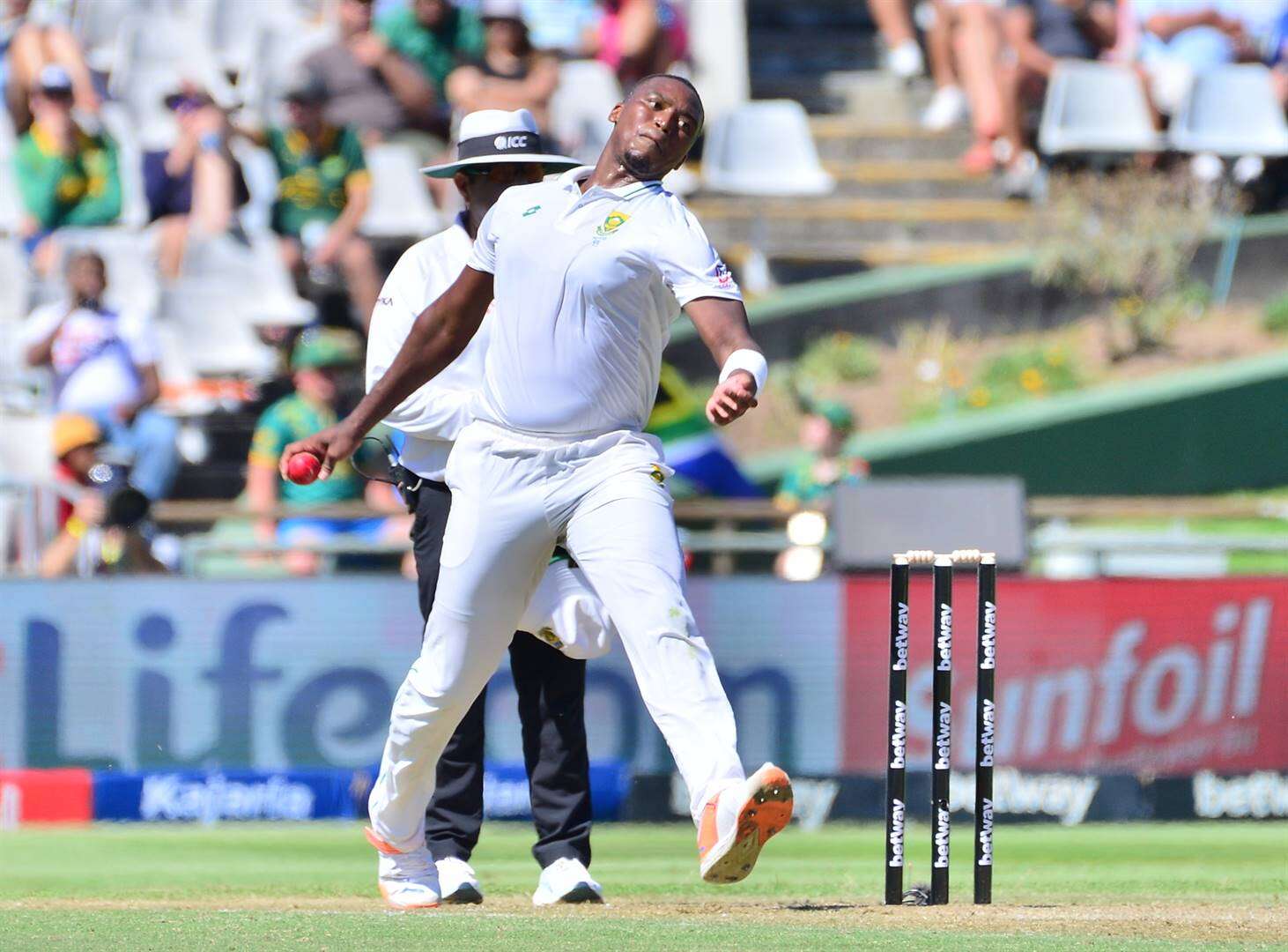 Lungi lyk reg, Windies laat sterbouler rus