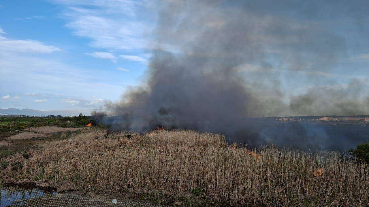 Motoriste sukkel met swak sig toe brand op N2 in Kaapstad uitbreek