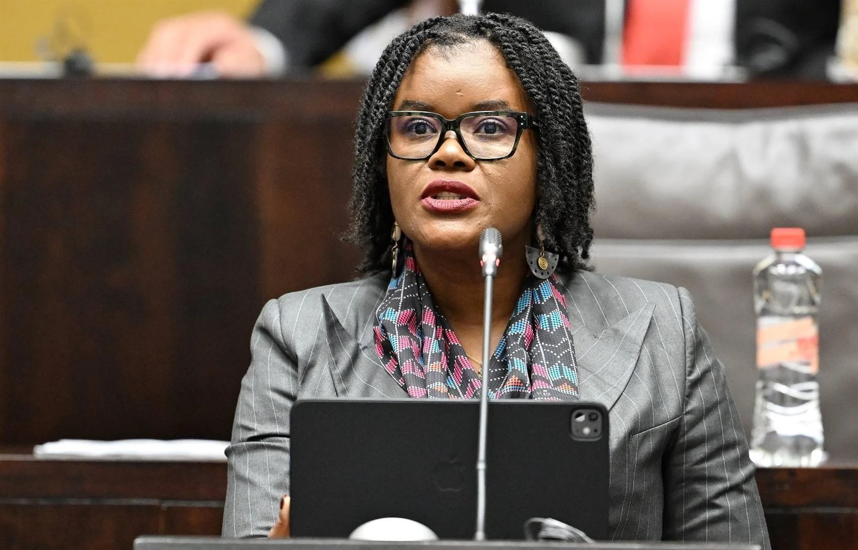 Nkabane blaker haar afdanking op Facebook uit voor CR dit aankondig