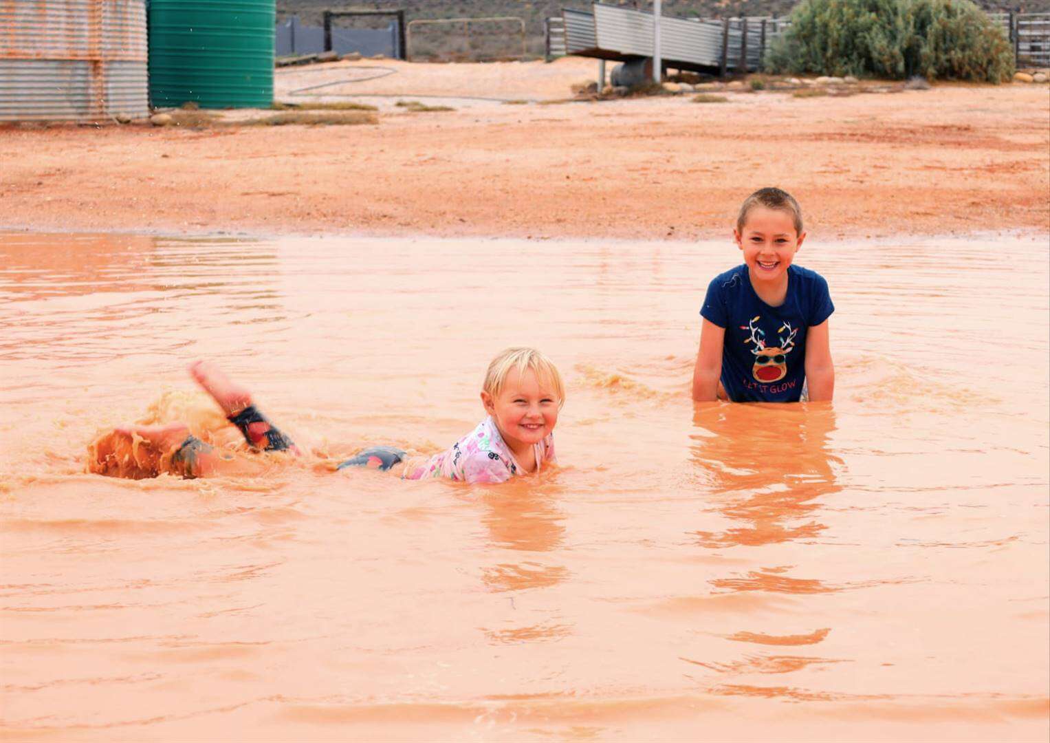 Namibië is sopnat en Namakwaland juig oor reën