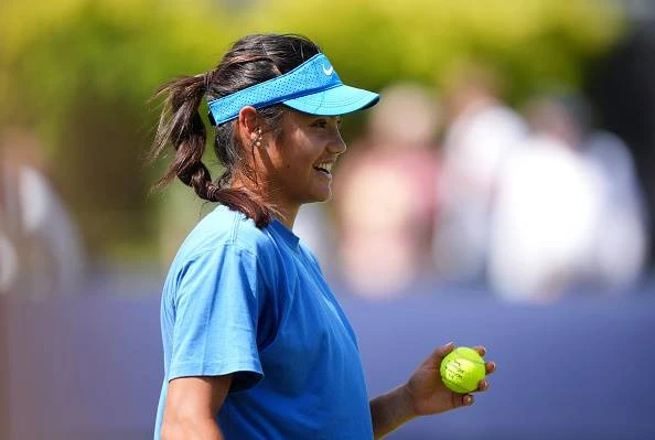 Bekruiper-sage: Raducanu prys Wimbledon vir ‘ongelooflike werk’