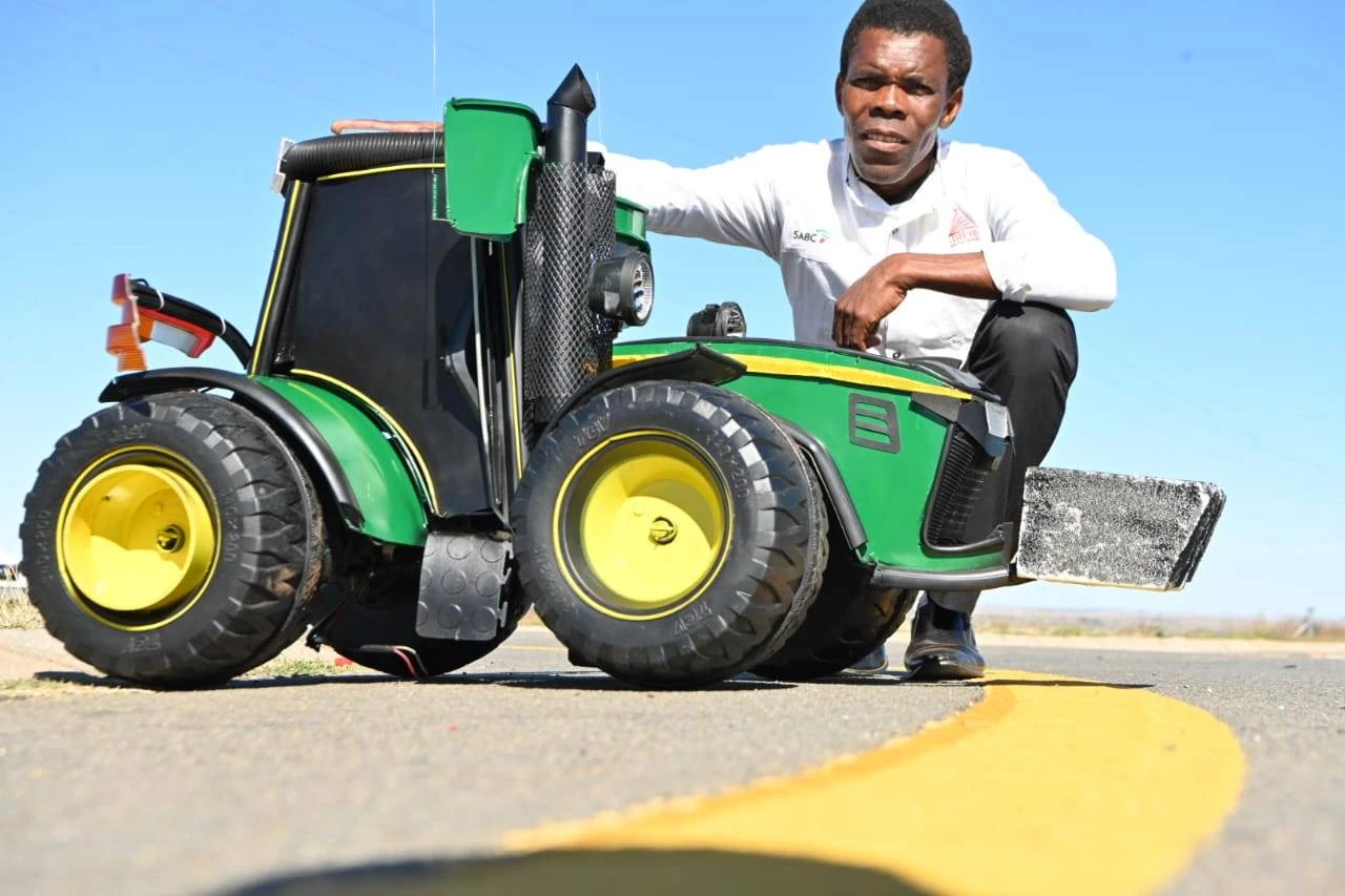 Bielie van ’n John Deere-trekker van draad en afvalmateriaal in VS gebou