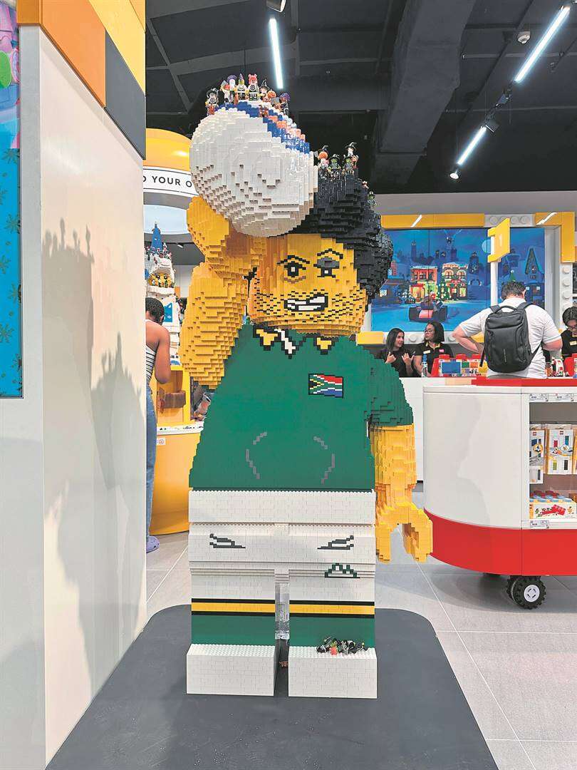 Siya ‘Blokkies’ Kolisi in nuwe Lego-winkel te sien