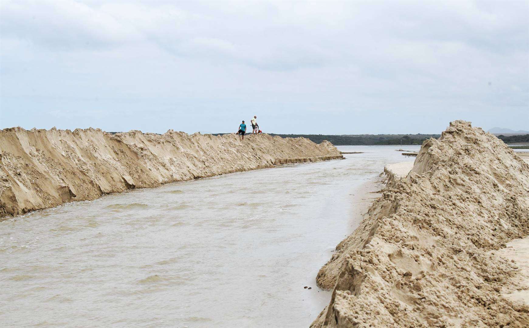 Verligting kom vir Paradysstrand waar rivier oor brug spoel