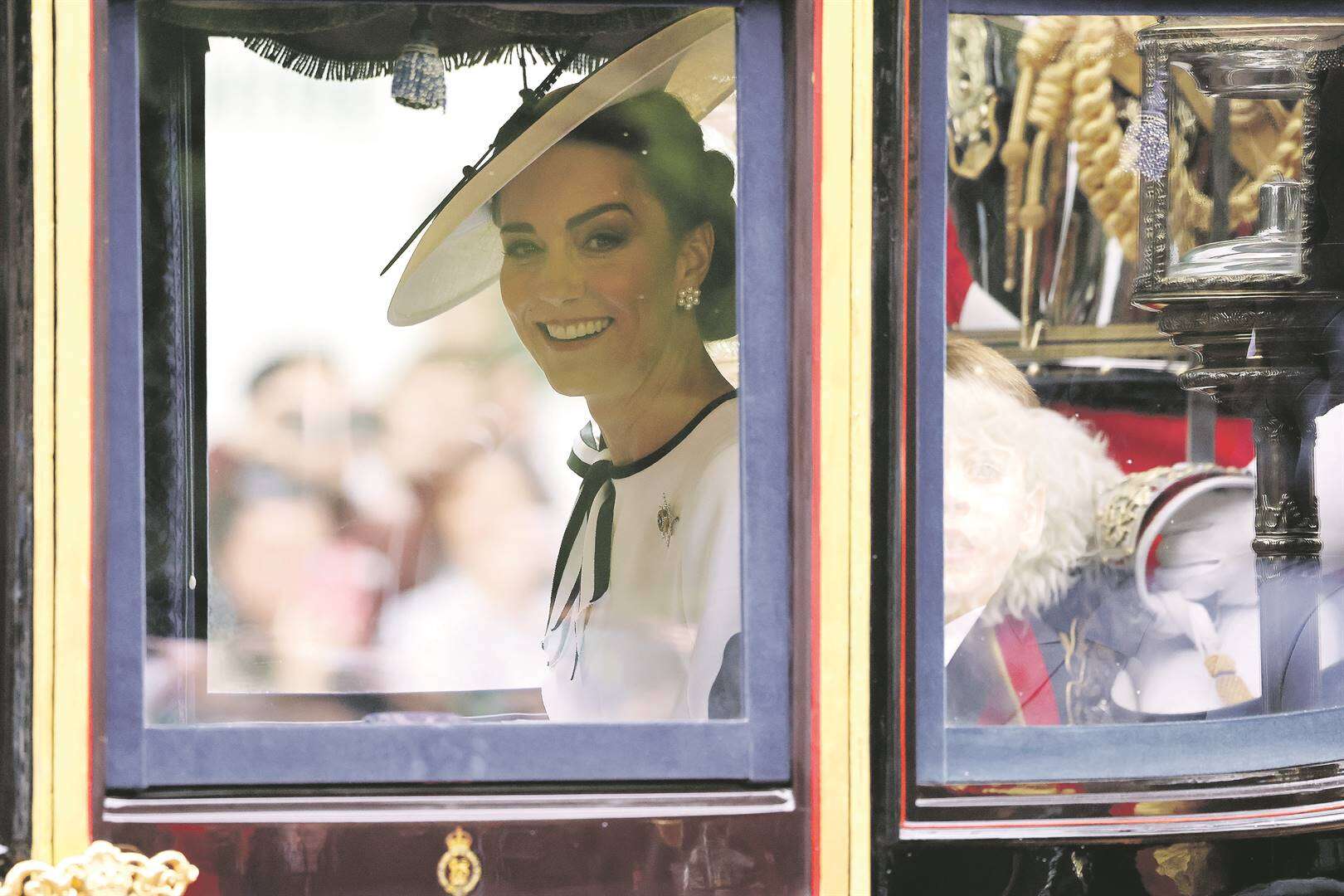 Kyk, sy lewe! Prinses Kate wys gesig by parade