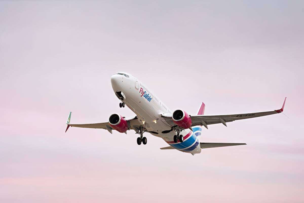 Passasier help medevlieënier toe kaptein op FlySafair-vlug siek raak