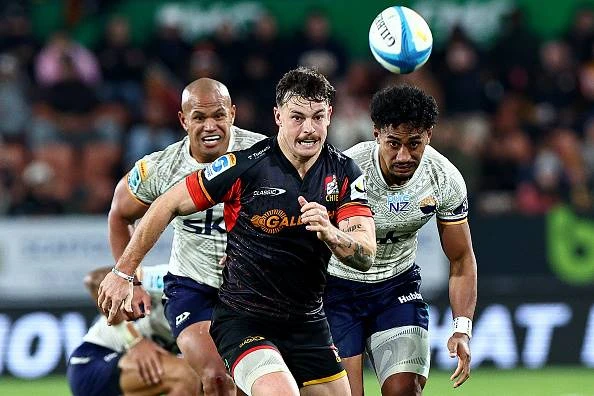 All Black-nuweling moet vinnig skarrel nadat hond paspoort opvreet