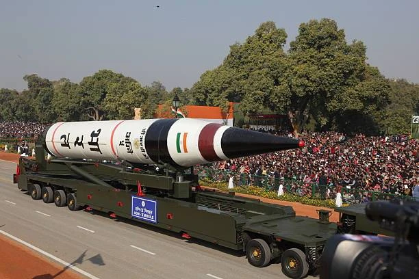 Indië, Pakistan pak mekaar oor bestuur van kernwapen-arsenale