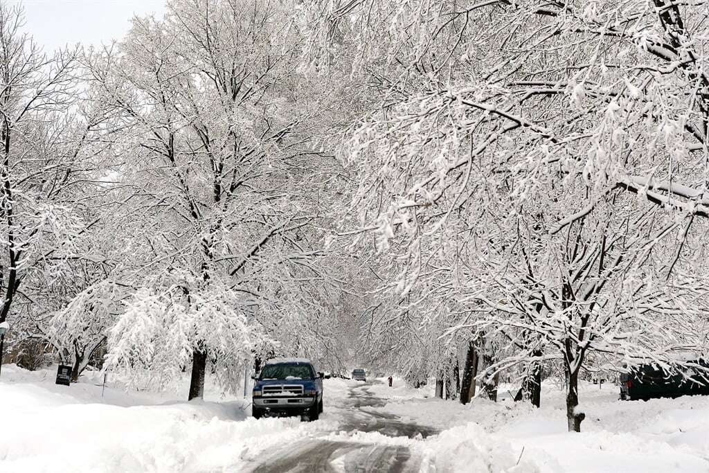 Major winter storm begins dumping snow, disrupting travel in US