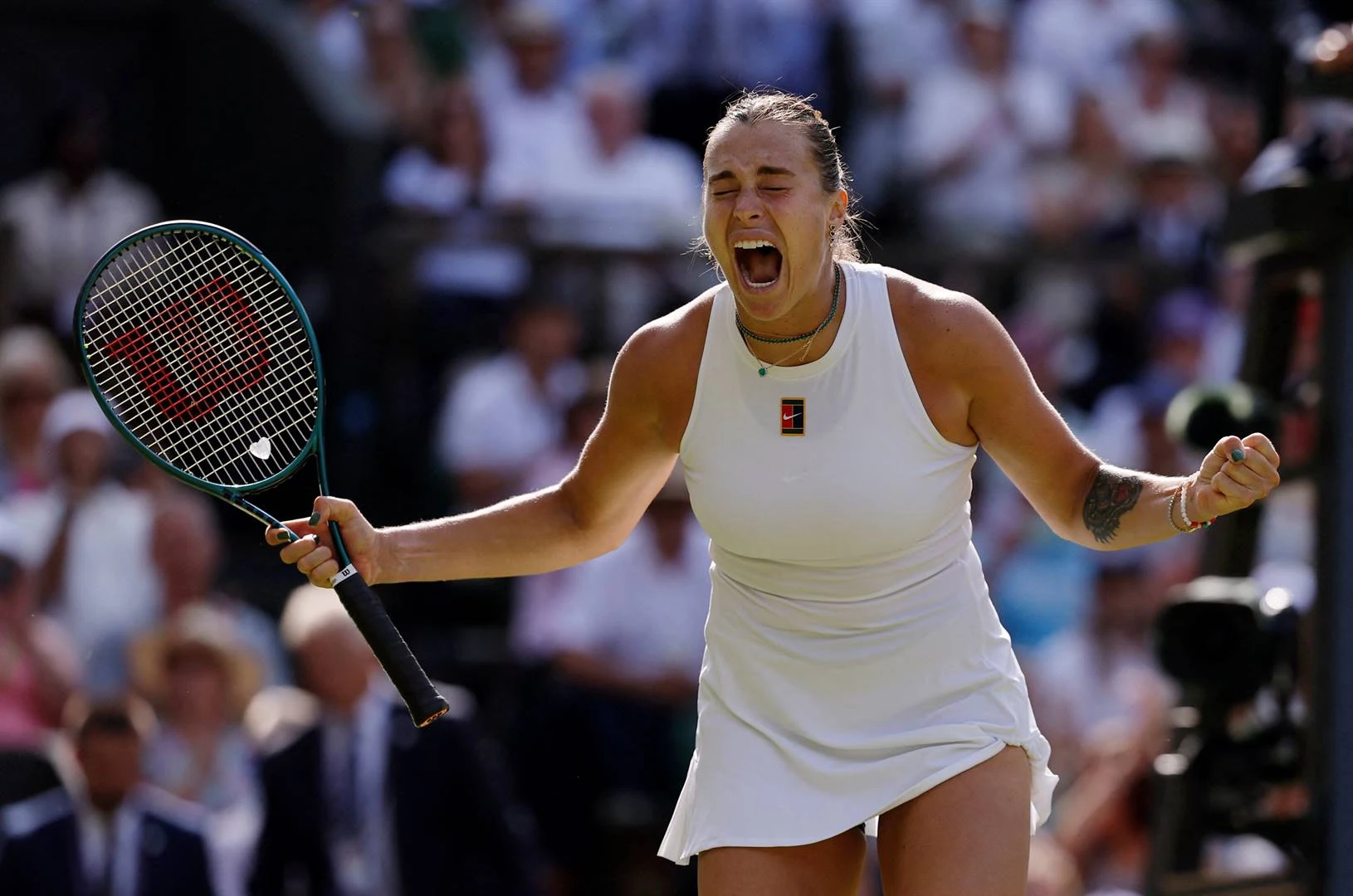 Sabalenka oorleef Duitse aanslag, deur tot halfeind