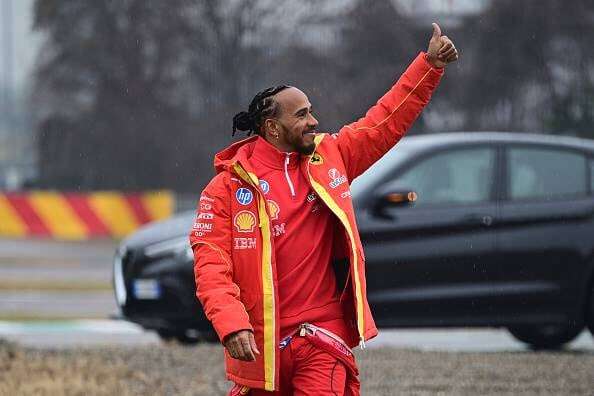 Hamilton in Ferrari-rooi: ‘Soos om eks saam met nuwe vriend te sien’