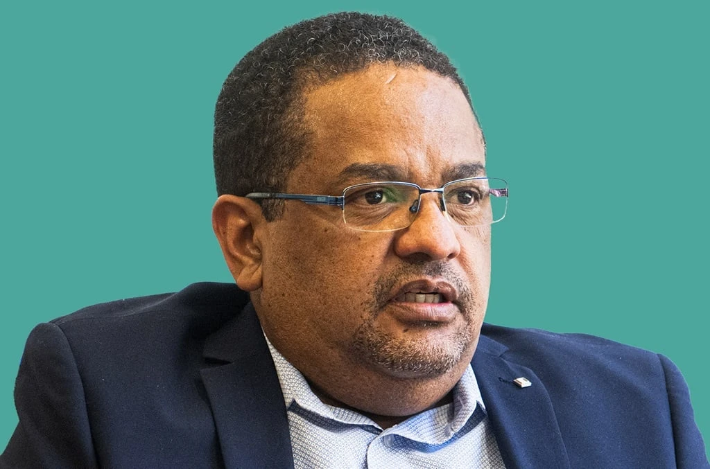 Donovan Lawrence: Digitale wêreld laat ons in talle dialekte skater
