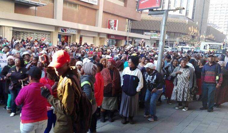 M1 en M2 weer oop ná duisende betogers paaie in Jo’burg versper