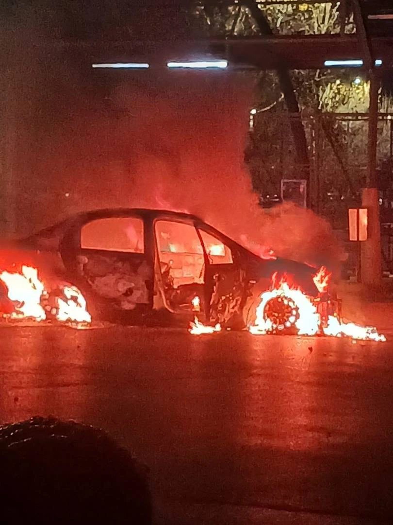 Soweto: Een sterf, twee beseer ná e-taxi’s aan die brand gesteek is