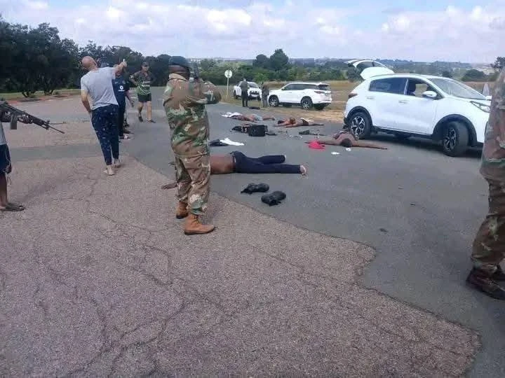 Vyf van ‘motorsindikaat’ vas ná hulle glo naby militêre basis ‘sake doen’
