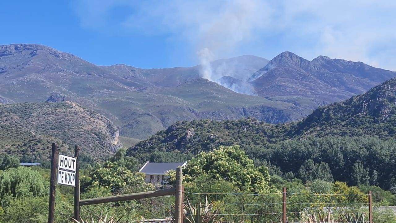 Brand by Swartberge naby Oudtshoorn woed steeds