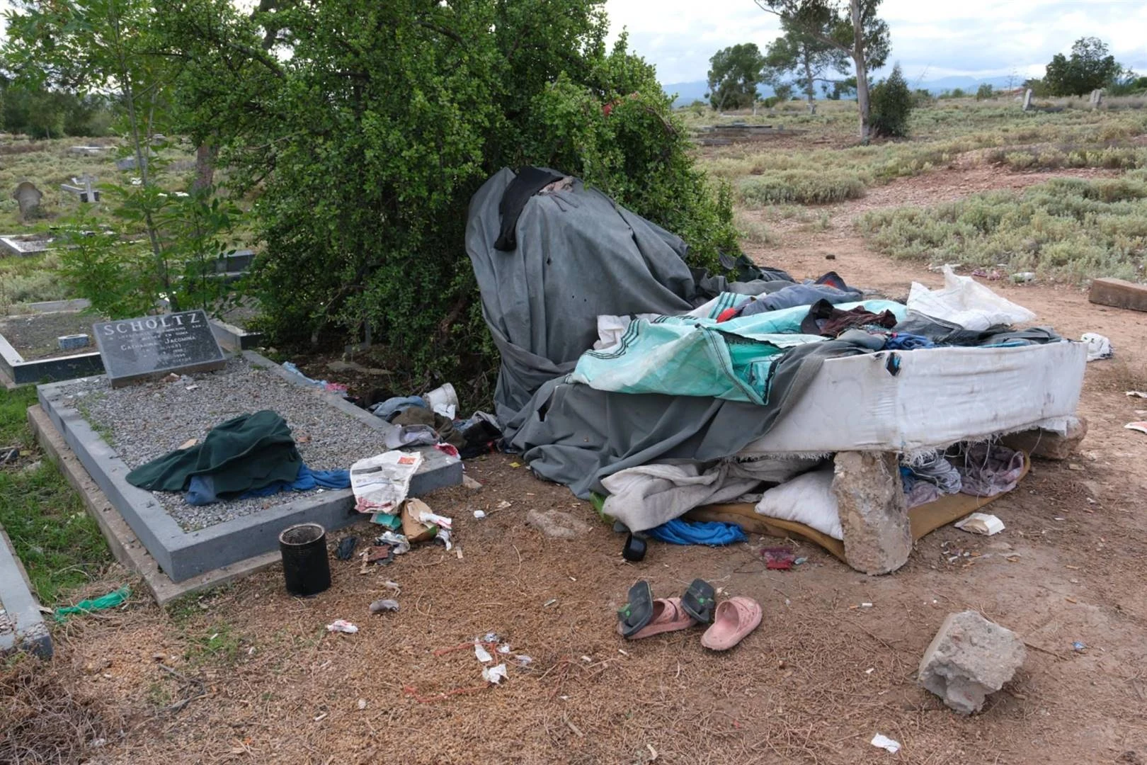 Oudtshoorn: ‘Besetters grawe grafte oop om kisdeksel-knippe te vat’