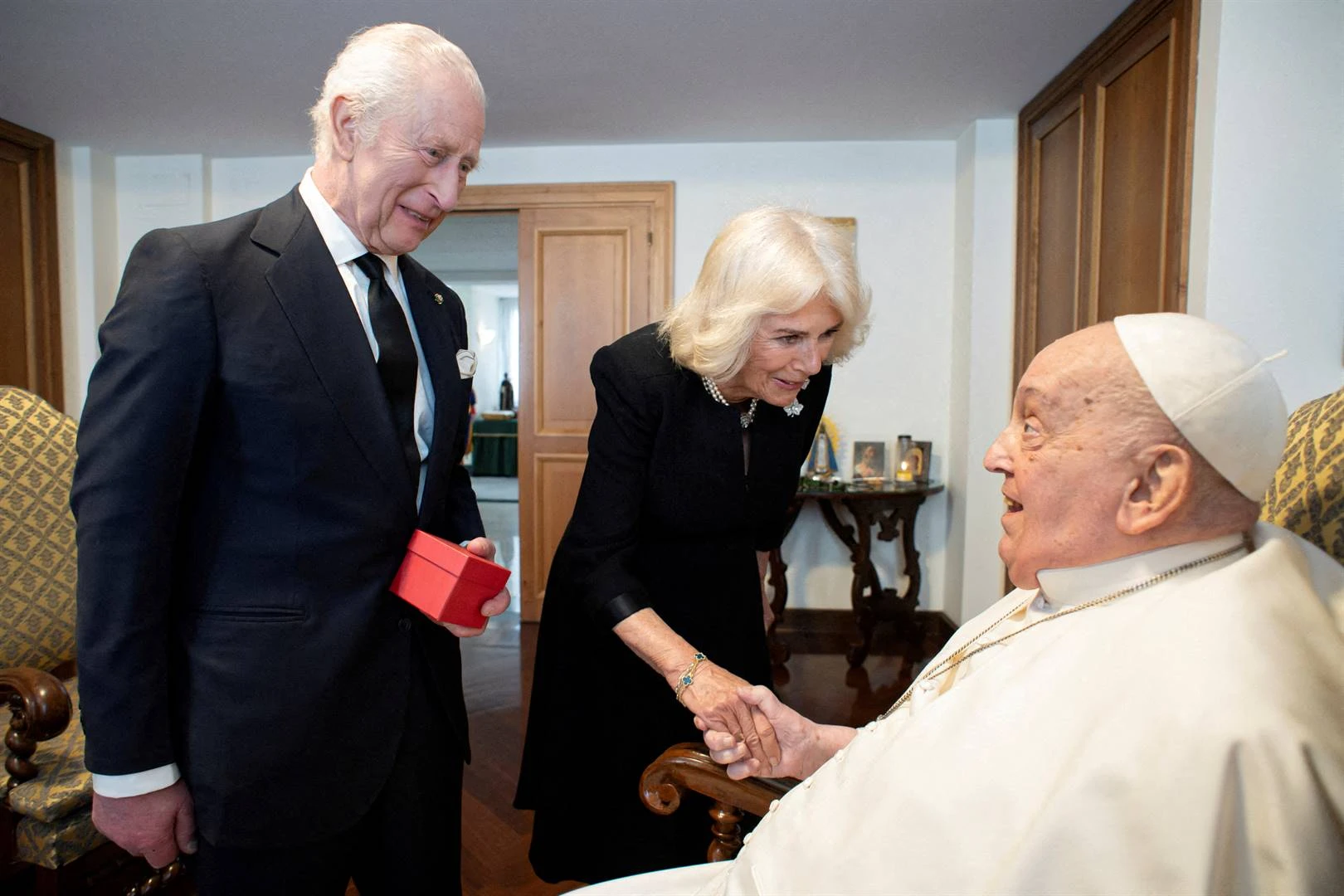 Pous wens Charles en Camilla geluk met 20ste huweliksherdenking