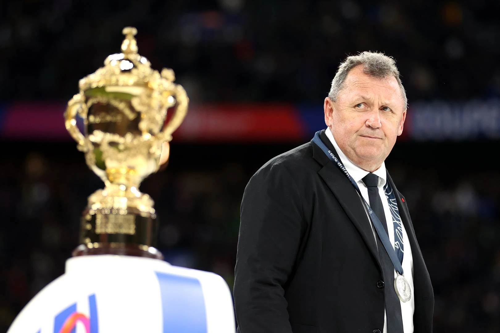 Foster trap in sy boek op Kiwi-hoës se tone