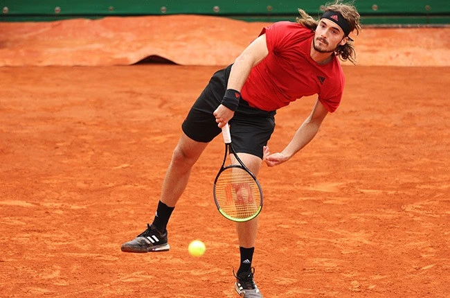 Tsitsipas powers into French Open last 32