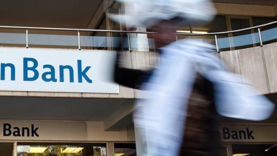 Bankkoste gaan bekyk word, sê Godongwana