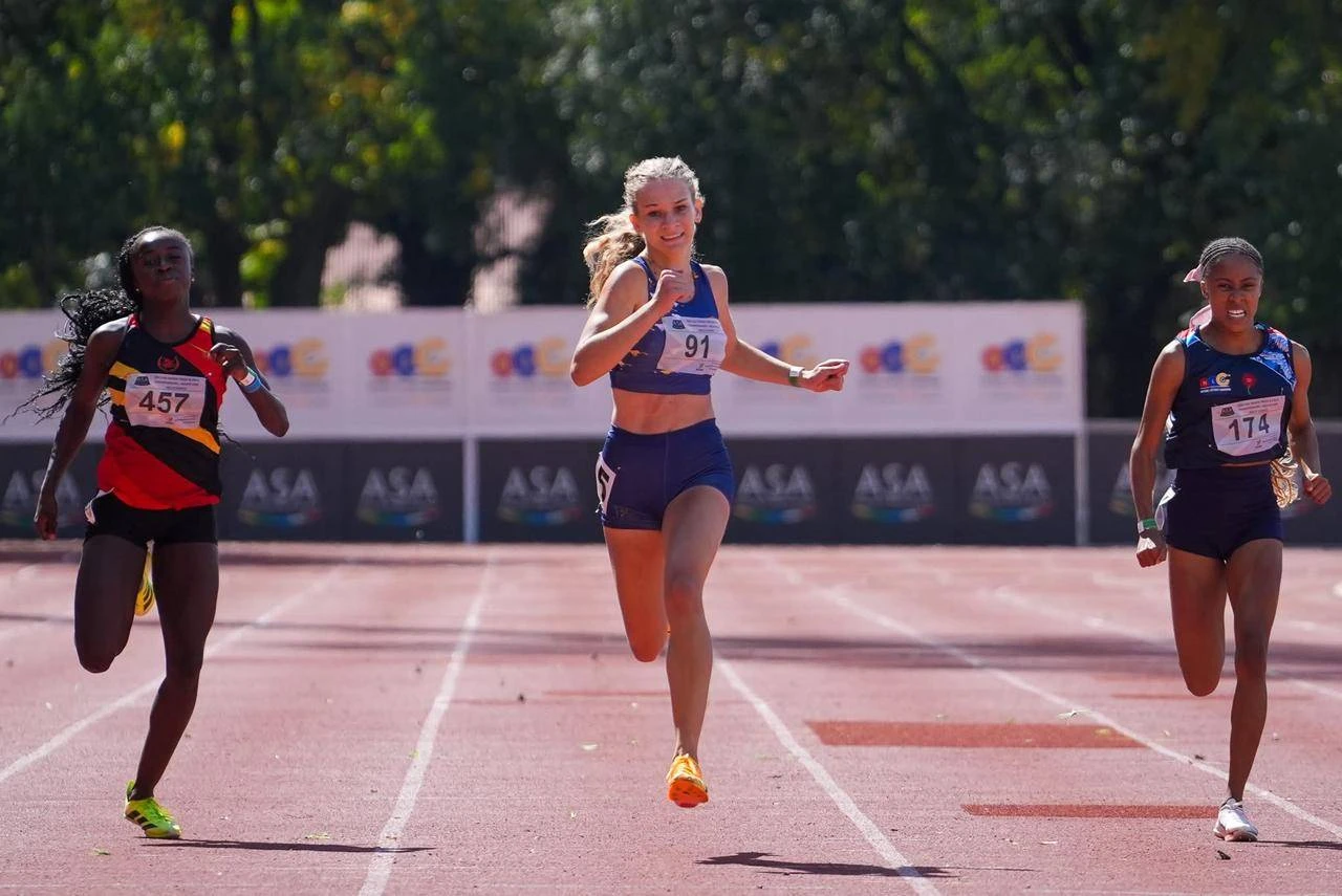 Blits (17) van Bloem draf seniors kaf vir goud in 200 m