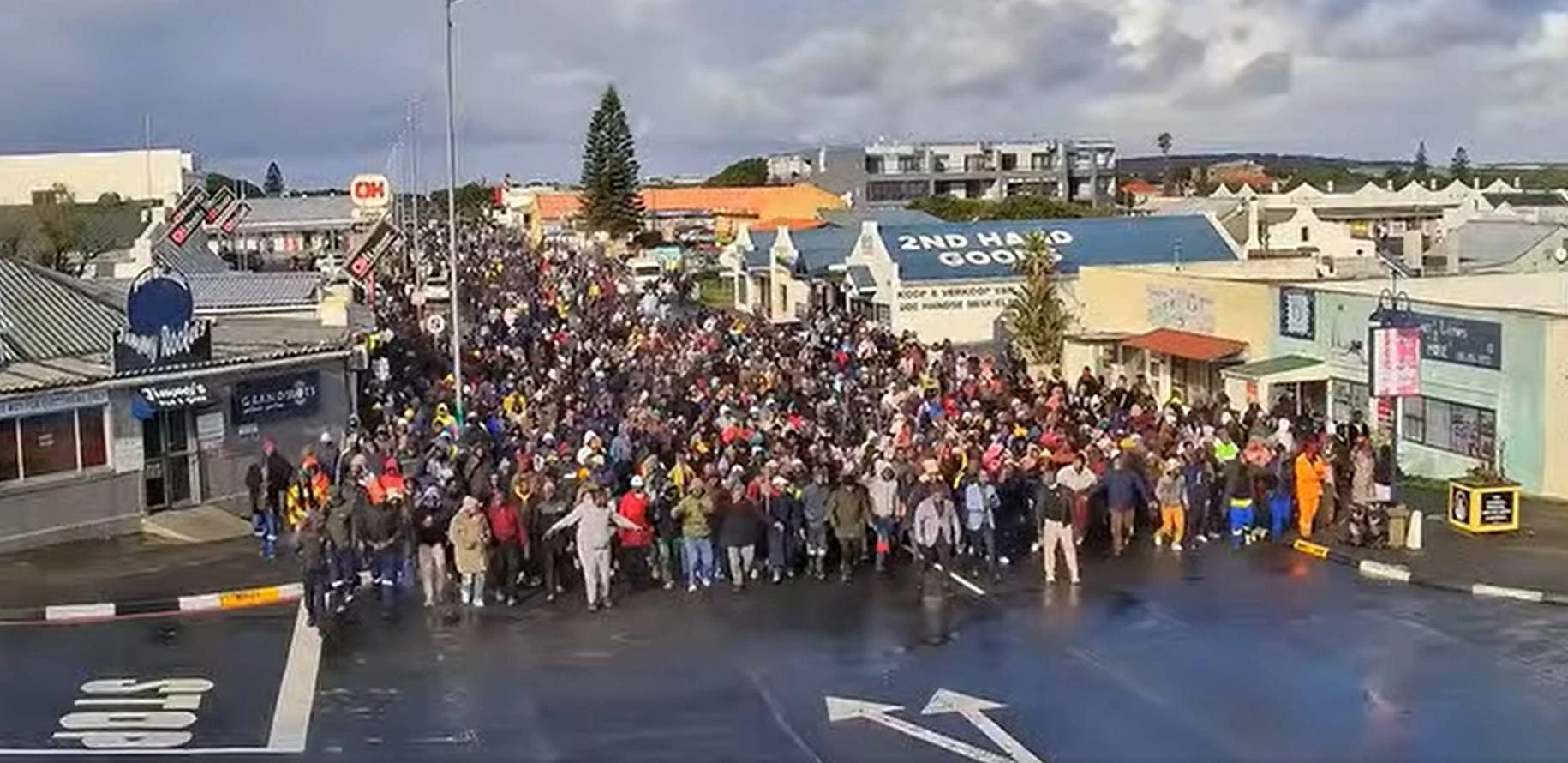 Inwoners betoog in Gansbaai teen swak dienste én om Mkhwanazi te steun