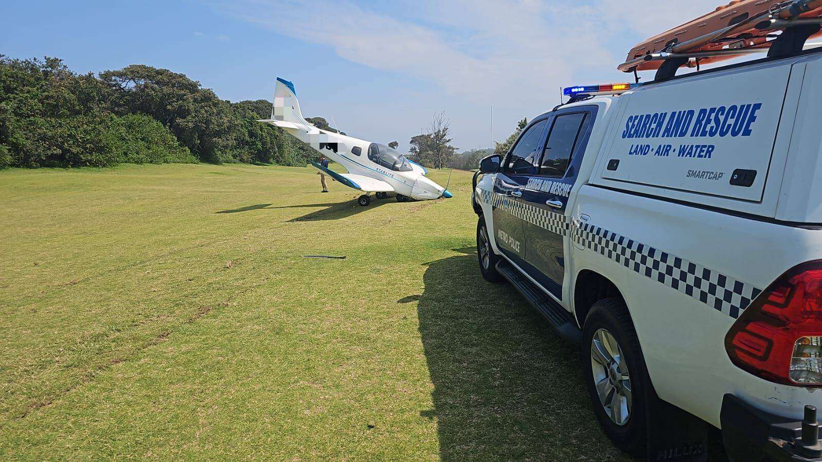 Ligte vliegtuig doen noodlanding op gholfbaan in Durban