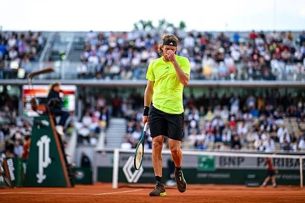 ‘Onvolwasse’ Tsitsipas op soek na oplossings