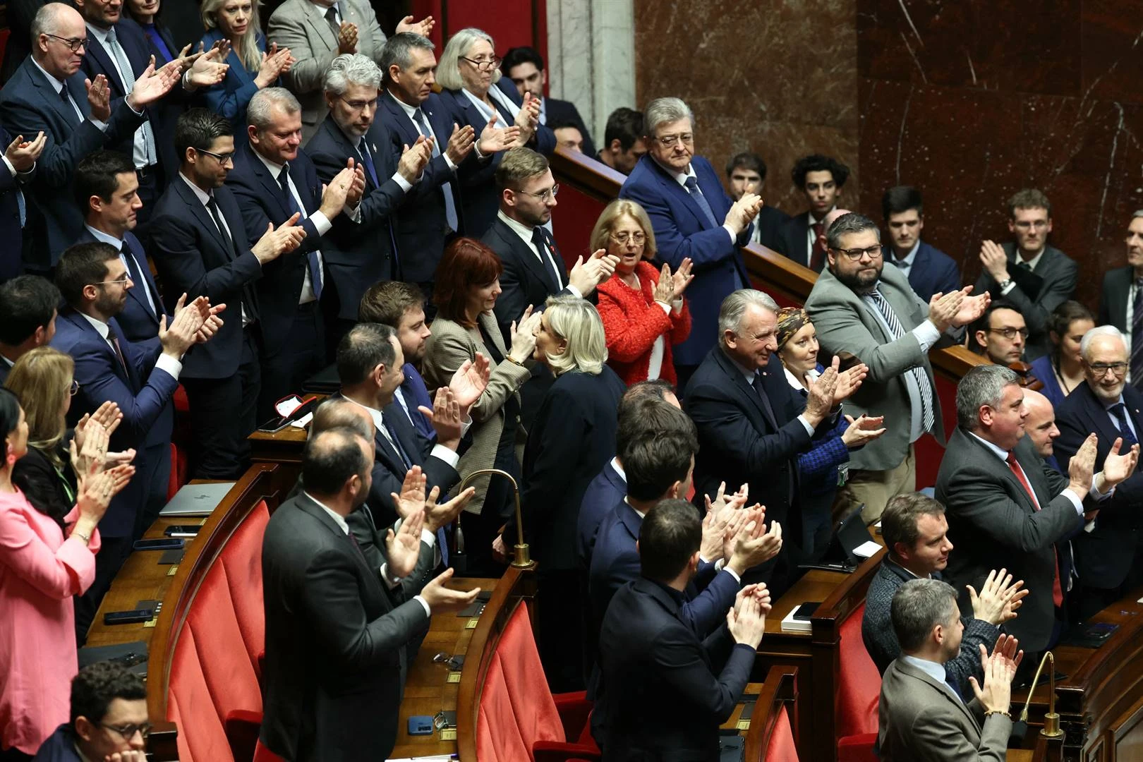 Franse regering stort ineen ná wantrouemosie teen premier slaag