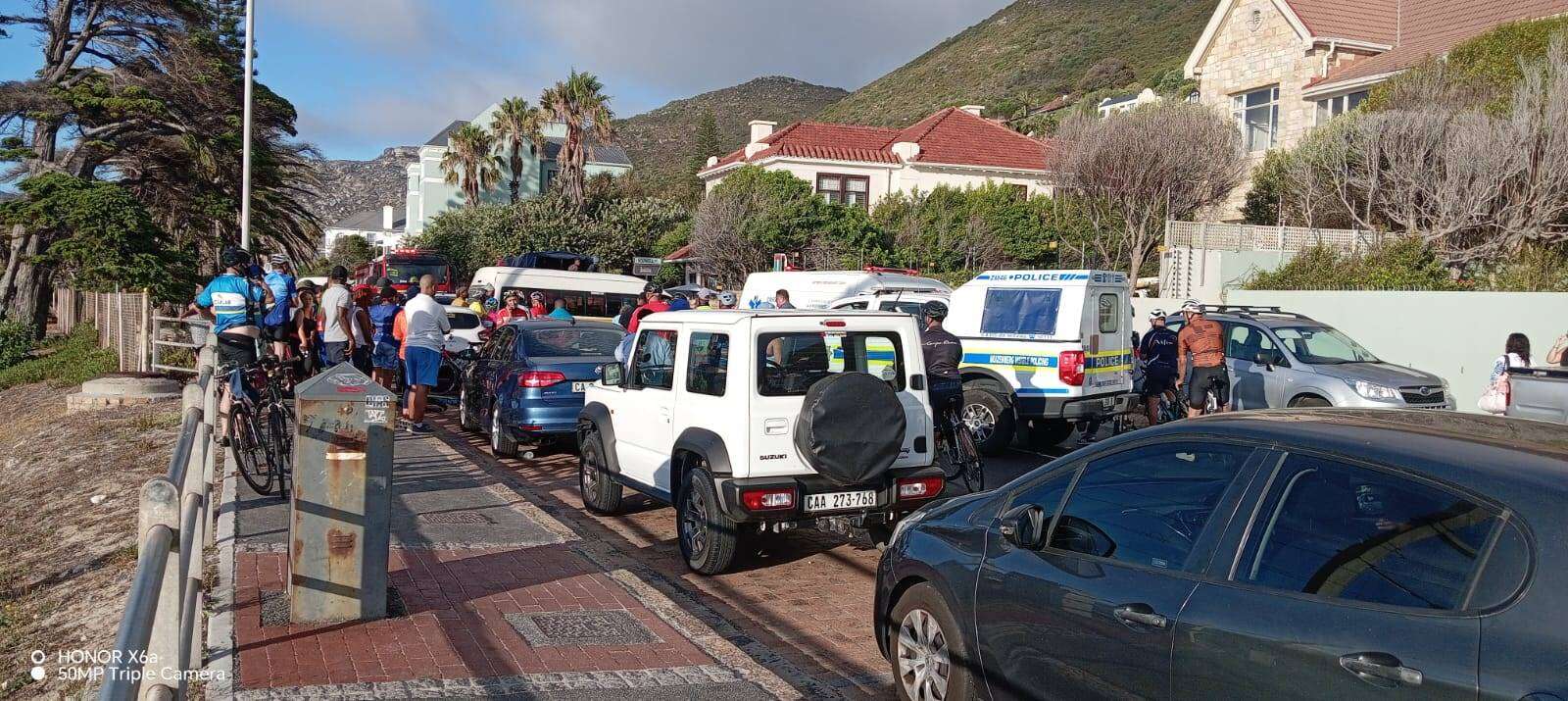 Fietsryer beland moontlik só voor lorrie in Muizenberg