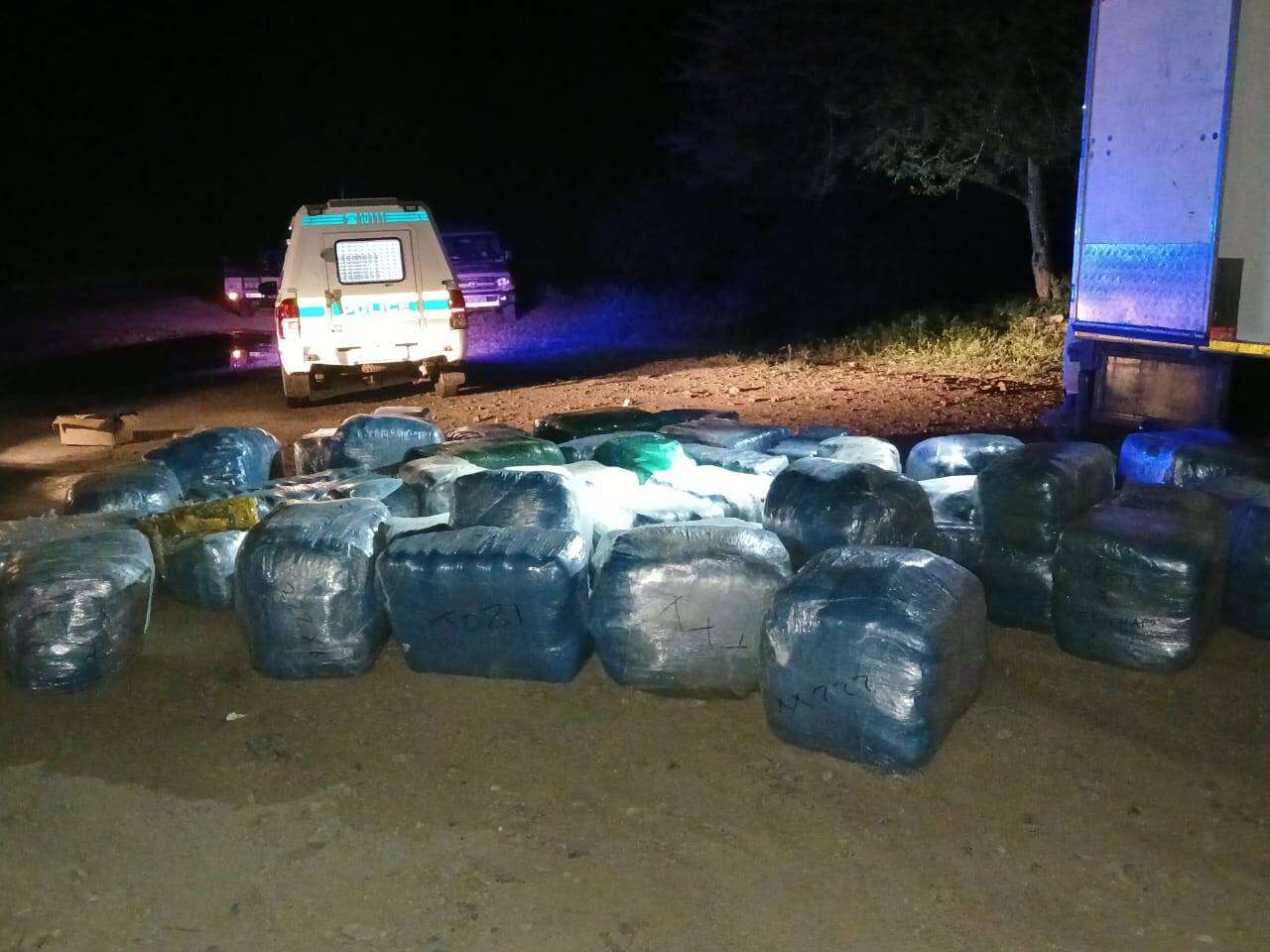 Dagga van meer as R15 miljoen tussen kussings en matrasse in trok onderskep