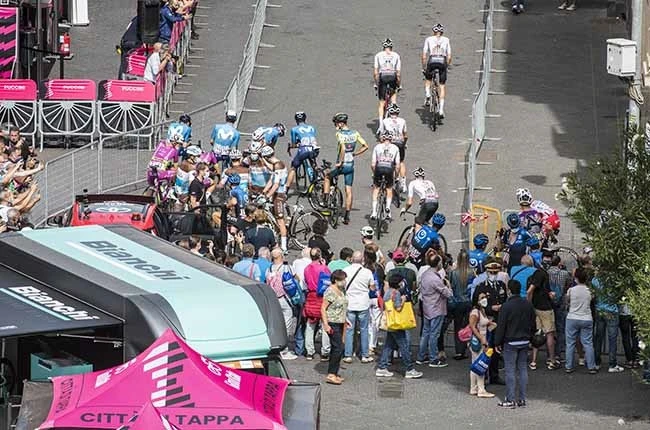 Giro interrupted as rain causes rider revolt