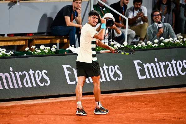 Alcaraz strompel, maar klop Dzumhur en haal 4de ronde