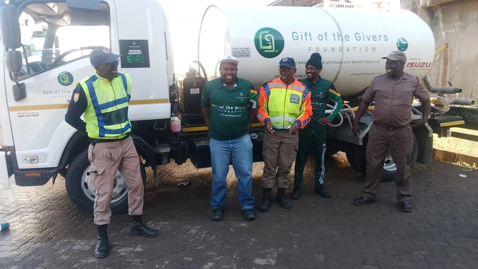 ‘Watermafia’ teiken Gift of the Givers wat in vloedgeteisterde Mthatha hulp verleen