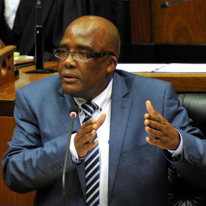 Motsoaledi beloof streng maatreëls teen NGV-korrupsie