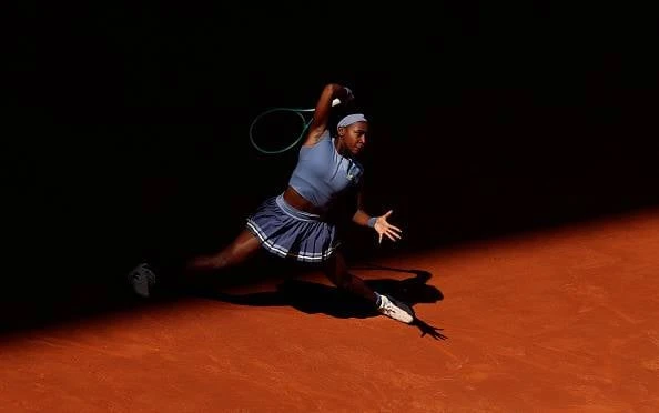 Gauff verpletter Swiatek en durf Sabalenka in Madrid-eindstryd aan