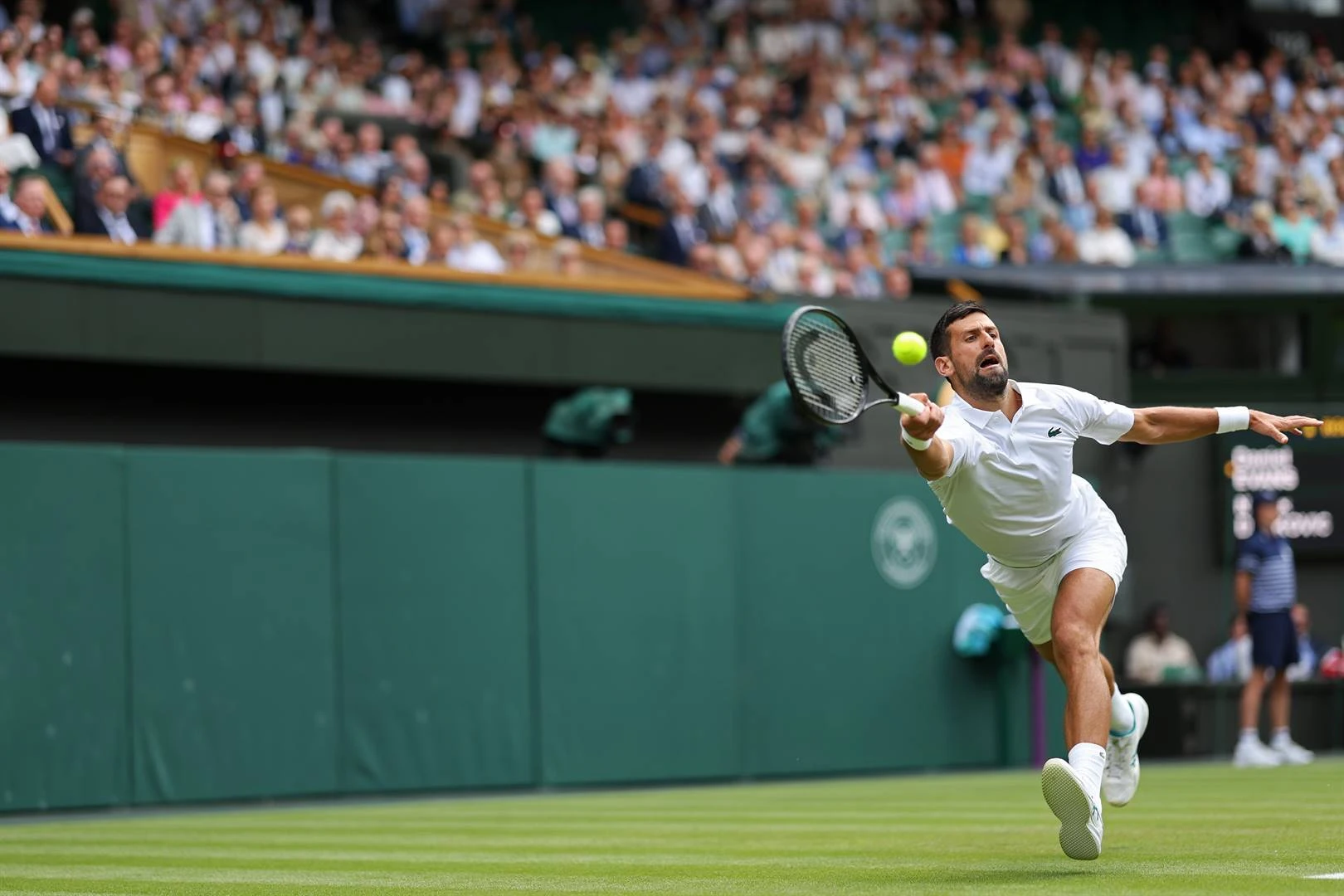 Novak byna foutloos in Wimbledon-stryd teen Brit