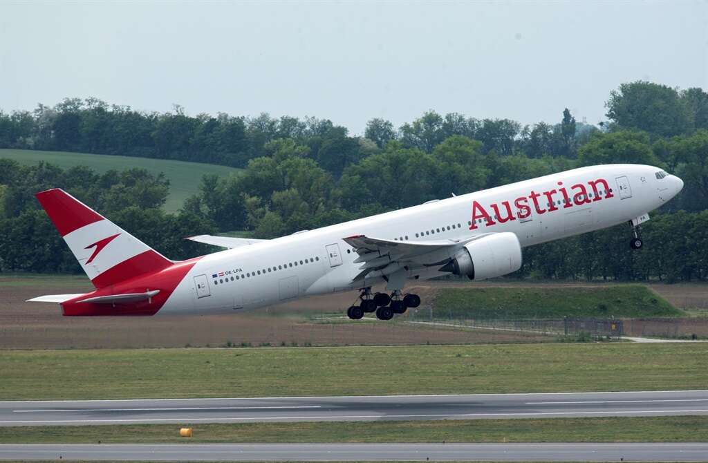 Hail smashes plane as thunderstorms lash Austria