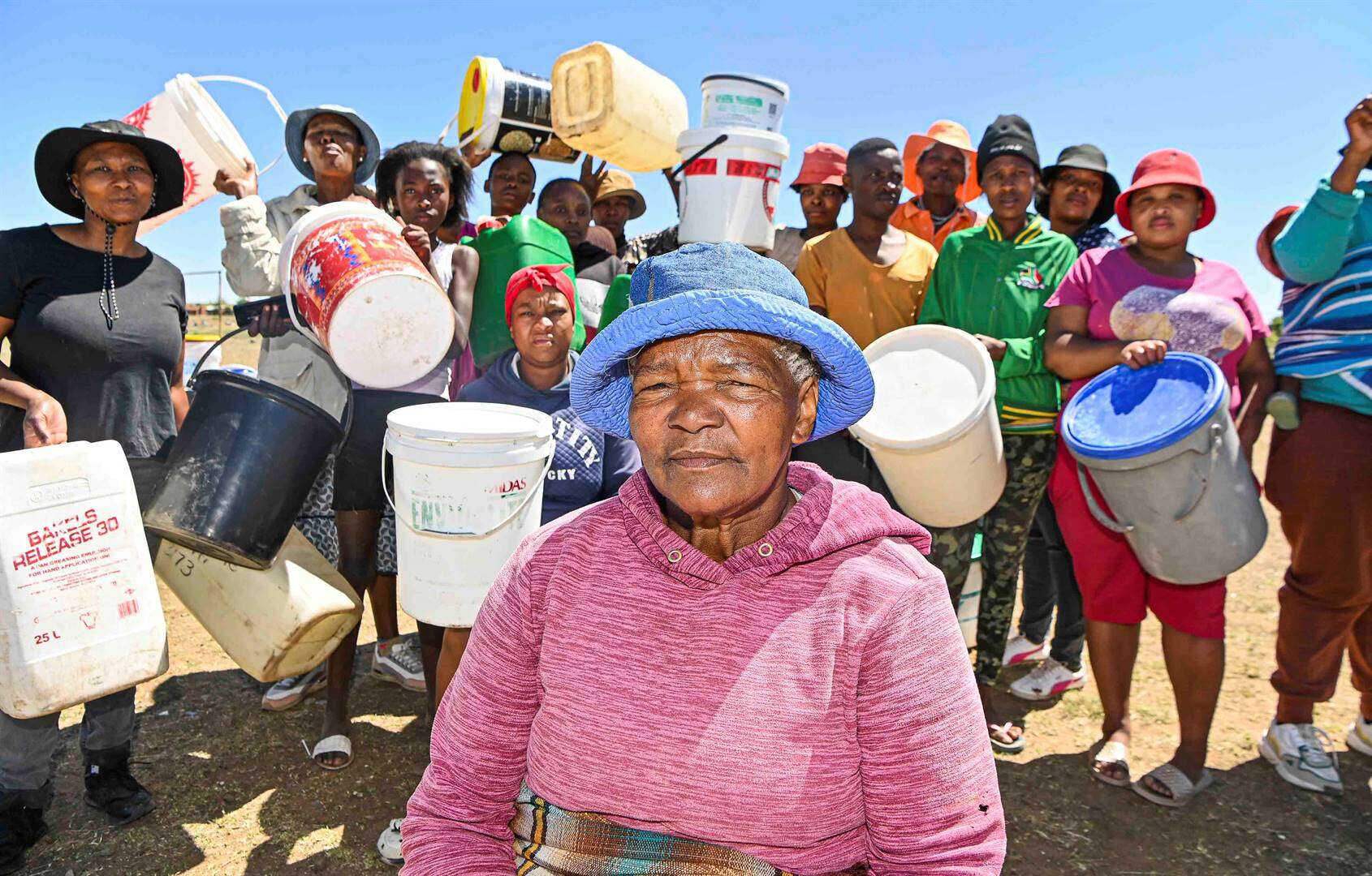 ‘Ons stap 15 km per dag vir water uit ’n krip’