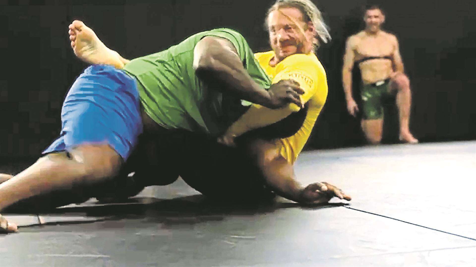 Hakers op die MMA-vloer! (En Shimmy kry op sy . . .)