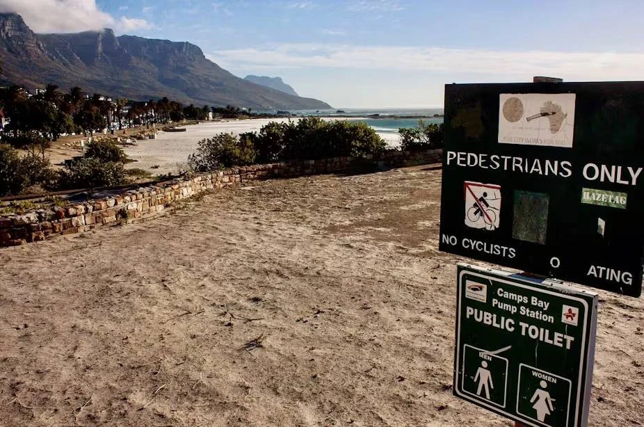 Moet ons seewater gebruik om die toilet te spoel?