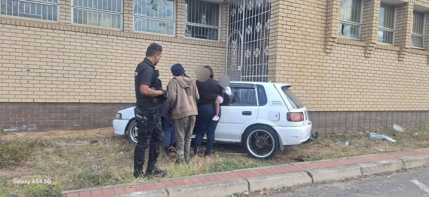 Boewe kaap voertuig met tweejarige op agtersitplek