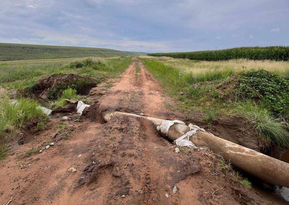 Boere herstel self gehawende paaie in Vrystaat