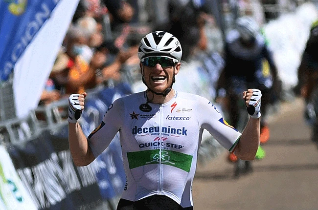 Sam Bennett sprints to victory in Vuelta stage 4 as Roglic keeps race lead