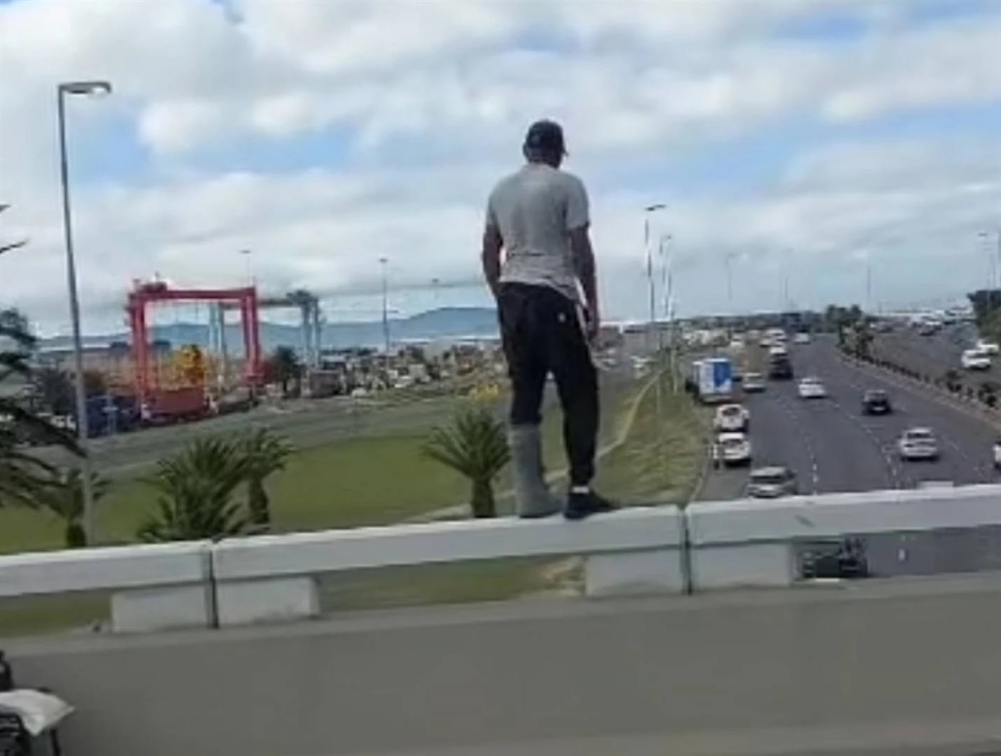 Man wat glo 3 keer van brug wou spring na plek van veiligheid geneem