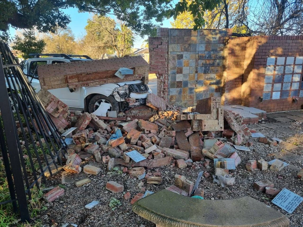 Seuns bars bakkie deur kerk se nismuur: ‘My hart is baie seer,’ sê pa