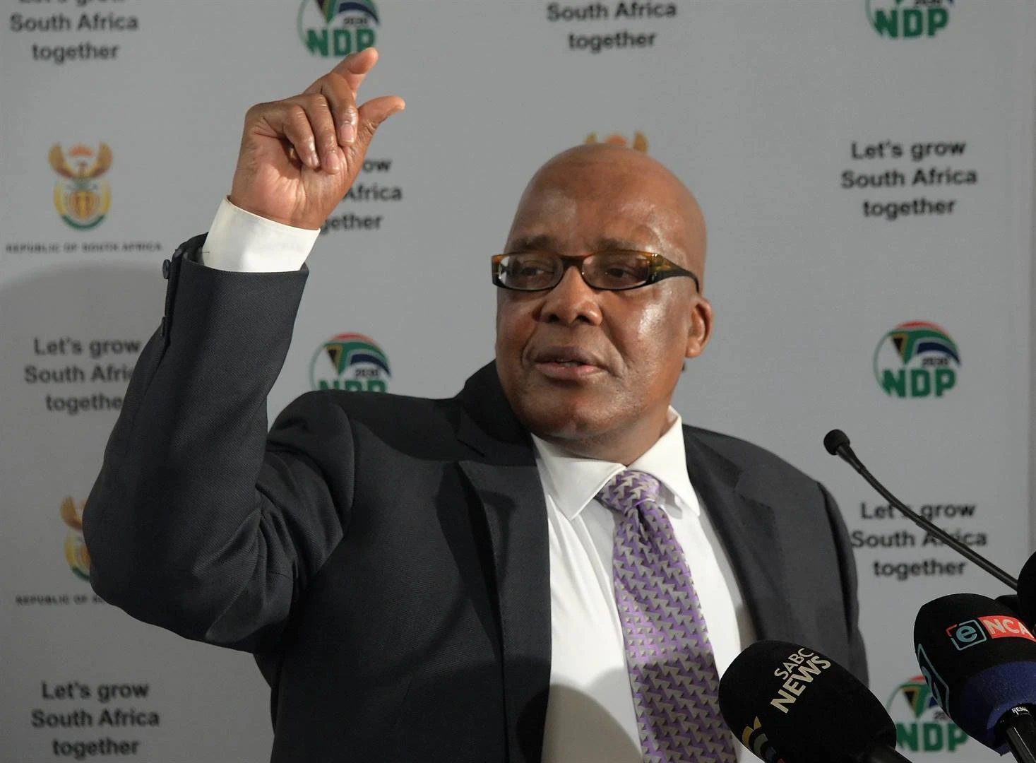 Kommentaar: Motsoaledi mors gesondheidsgeld, terwyl hospitale ly